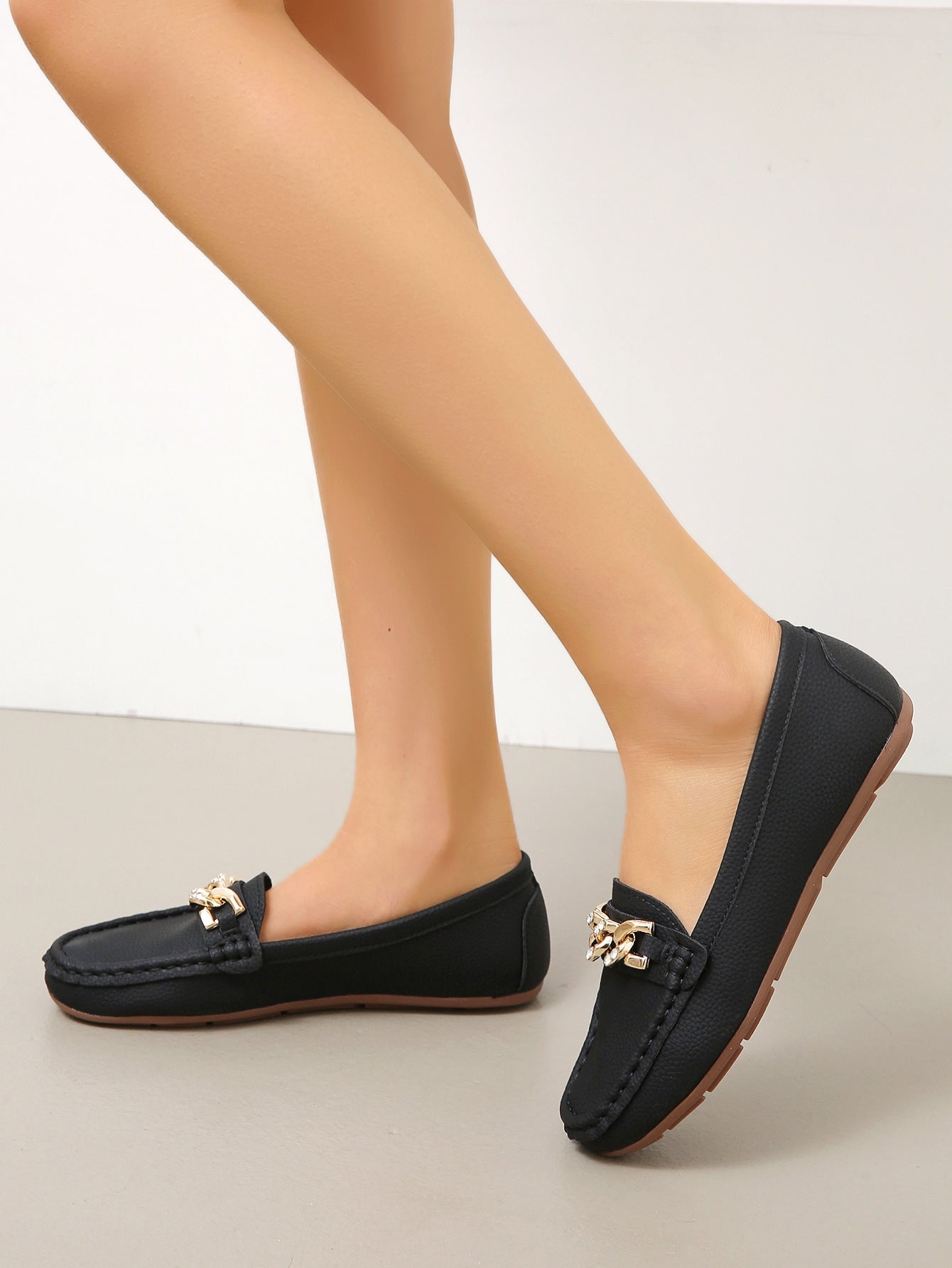Women's Spring/Autumn Rhinestone Decor Flat Loafers, New Spring/Summer White Lychee Grain Slip-On Loafers With Metal Crystal Chain Decoration, Versatile Outdoor Comfortable Moccasins