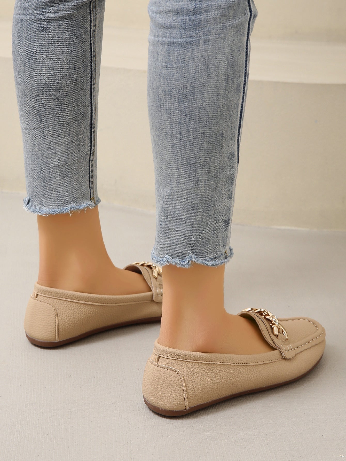 Women's Spring/Autumn Rhinestone Decor Flat Loafers, New Spring/Summer White Lychee Grain Slip-On Loafers With Metal Crystal Chain Decoration, Versatile Outdoor Comfortable Moccasins