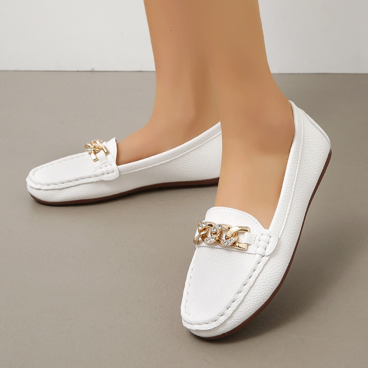 Women's Spring/Autumn Rhinestone Decor Flat Loafers, New Spring/Summer White Lychee Grain Slip-On Loafers With Metal Crystal Chain Decoration, Versatile Outdoor Comfortable Moccasins