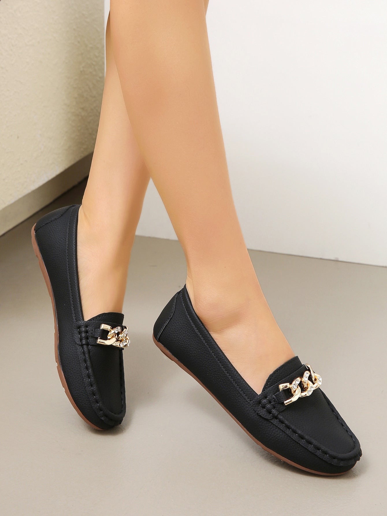 Women's Spring/Autumn Rhinestone Decor Flat Loafers, New Spring/Summer White Lychee Grain Slip-On Loafers With Metal Crystal Chain Decoration, Versatile Outdoor Comfortable Moccasins
