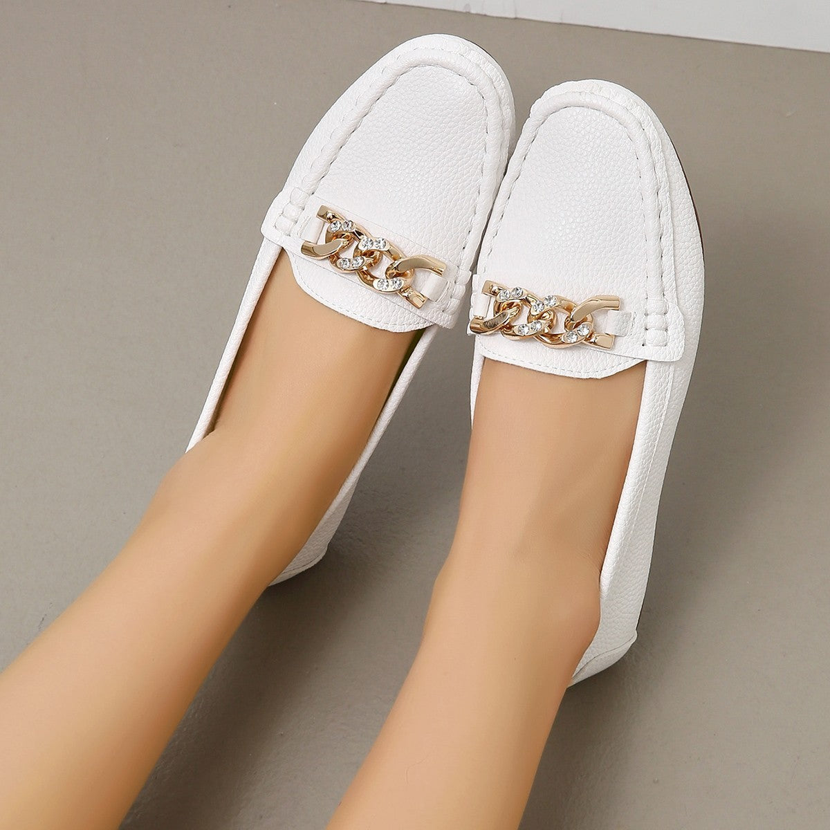 Women's Spring/Autumn Rhinestone Decor Flat Loafers, New Spring/Summer White Lychee Grain Slip-On Loafers With Metal Crystal Chain Decoration, Versatile Outdoor Comfortable Moccasins
